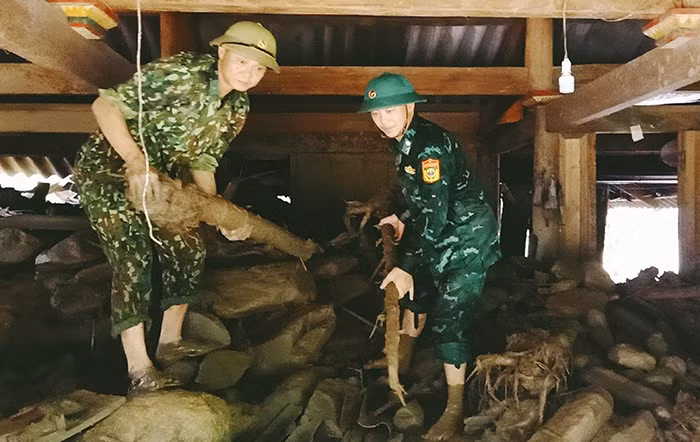 Bản làng trên vai người lính -0