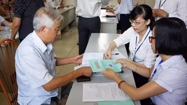 Quy định về nghỉ hưu ở tuổi cao hơn đối với cán bộ, công chức giữ chức vụ lãnh đạo, quản lý