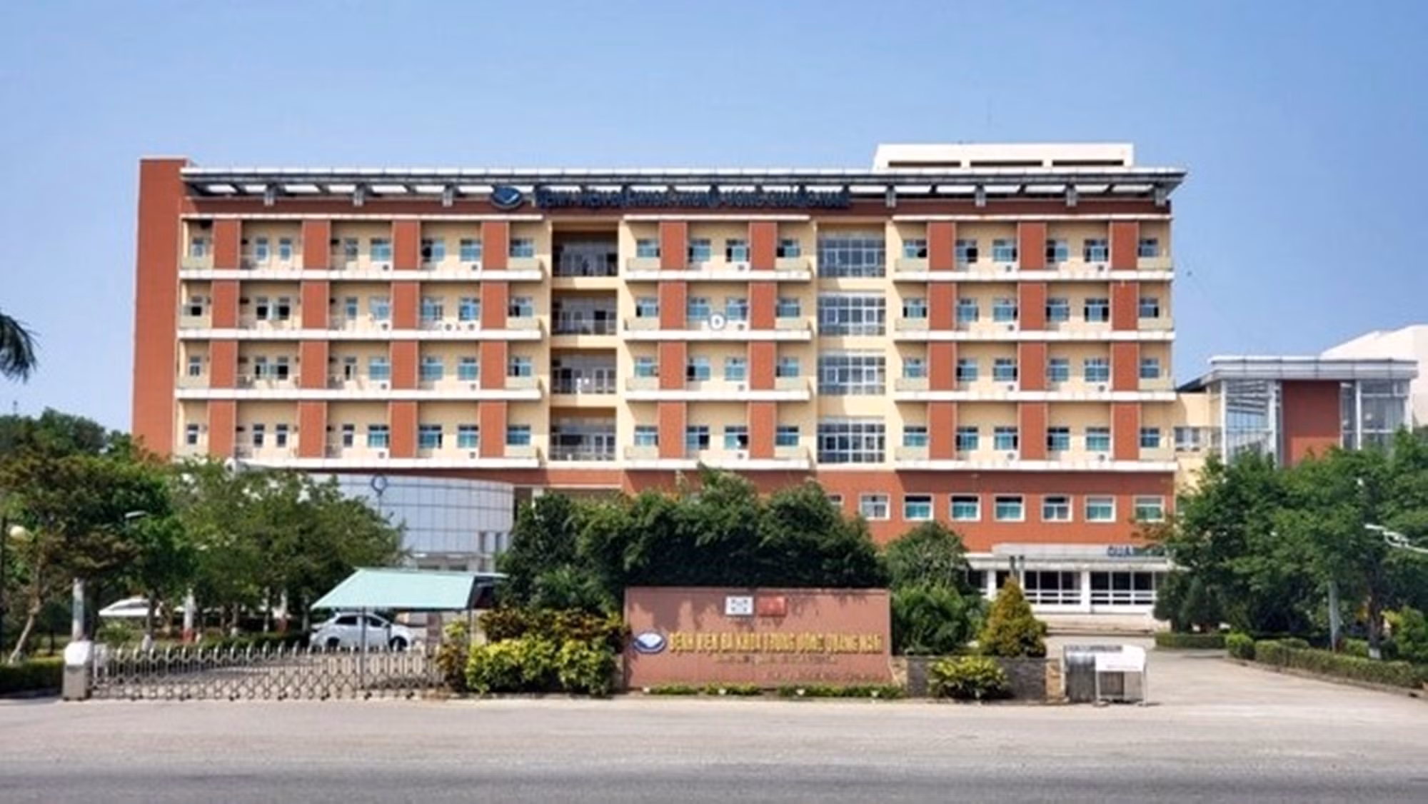 Hai Phó Giám đốc Bệnh viện Đa khoa Trung ương Quảng Nam bị kỷ luật -0