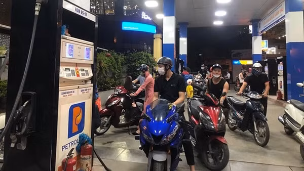 Khẩn trương khắc phục tình trạng thiếu hàng trên thị trường xăng dầu