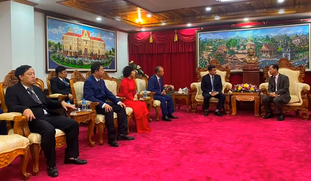 Công an TP Hồ Chí Minh trao tặng trang thiết bị cho Công an Thủ đô Viêng Chăn - Lào -0