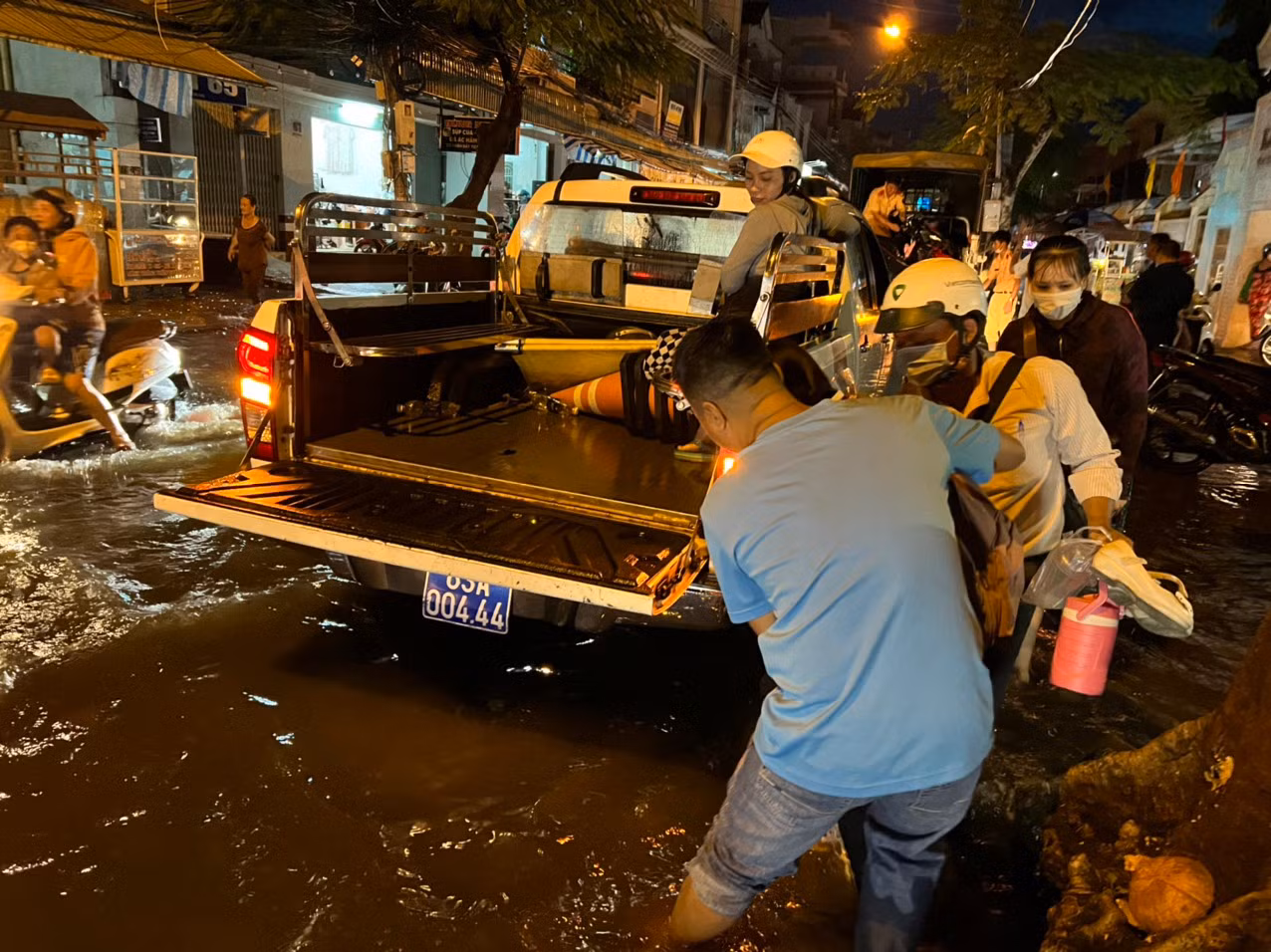 Công an TP Sóc Trăng dùng xe chuyên dụng đưa phụ khuynh, học sinh ra khỏi biển nước -0