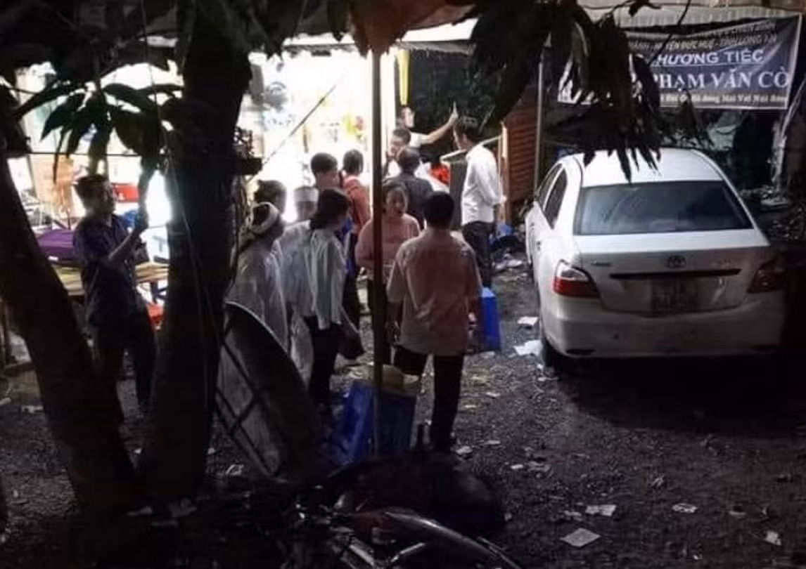 Người dự đám tang hoảng hốt khi xe 4 chỗ ầm ầm lao vào -0