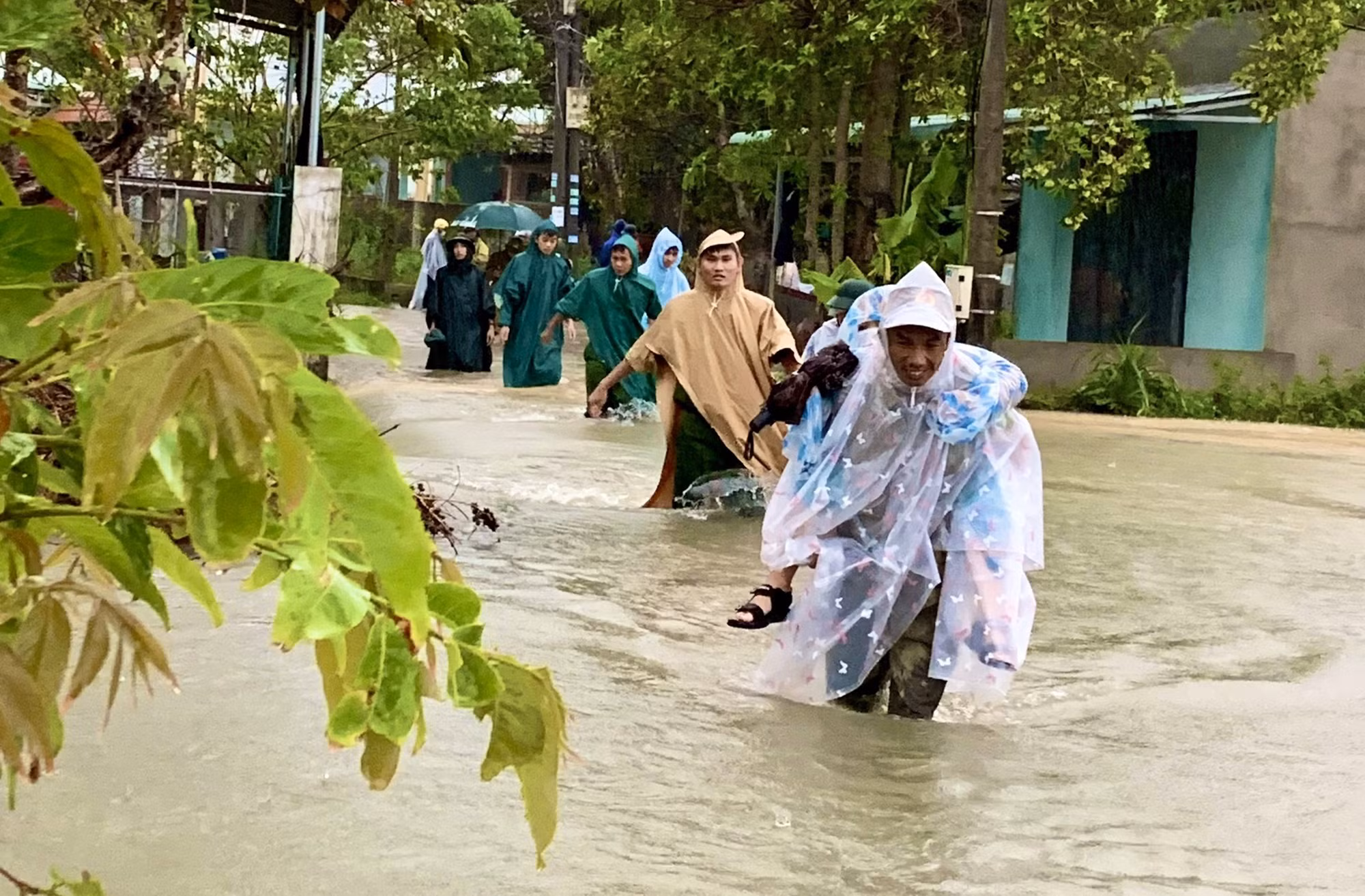 Lực lượng Công an giúp đỡ người dân ứng phó với mưa, lũ lớn -0