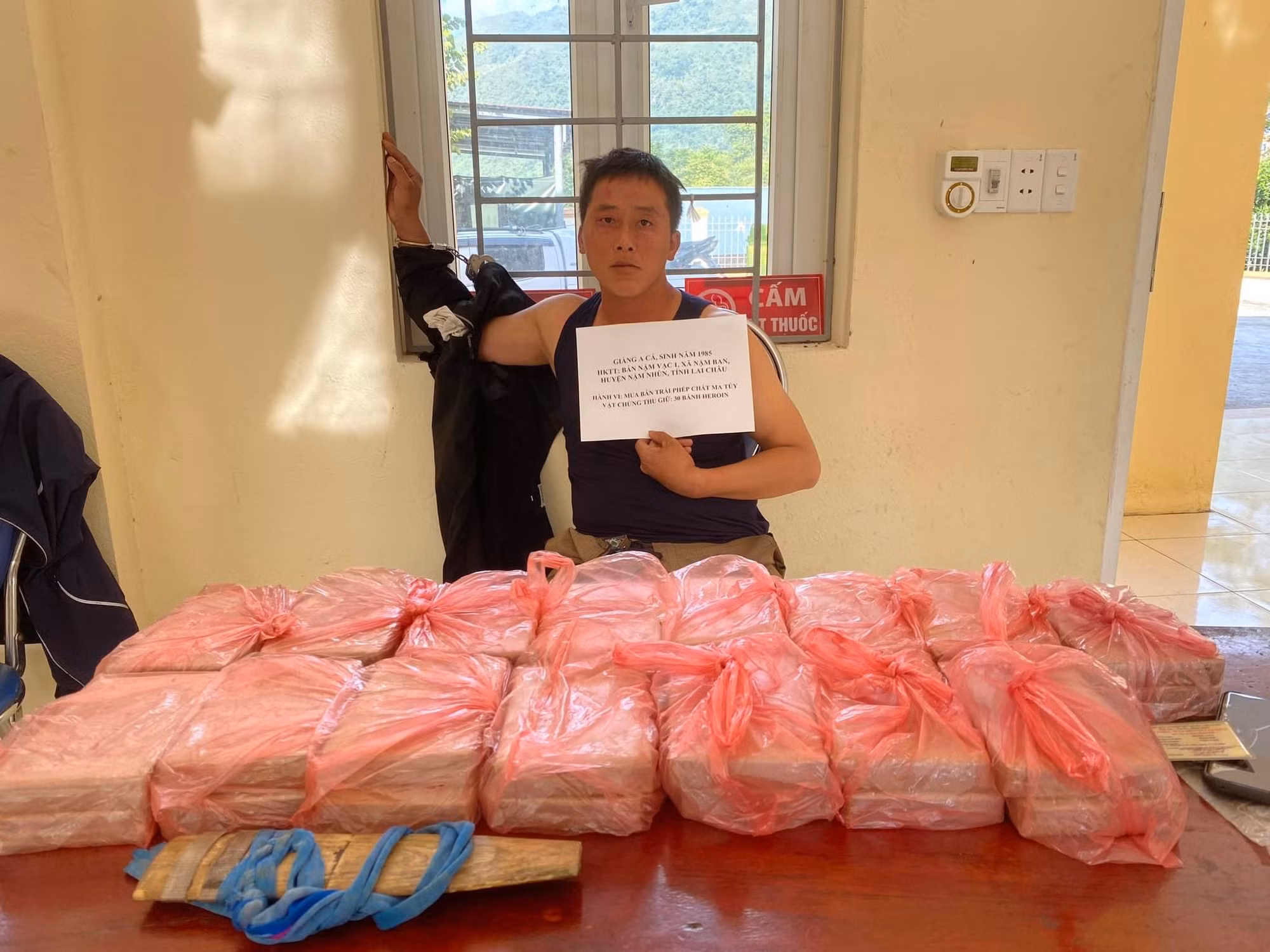 Mật phục bắt đối tượng “cõng” 30 bánh heroin băng rừng đi bán -0