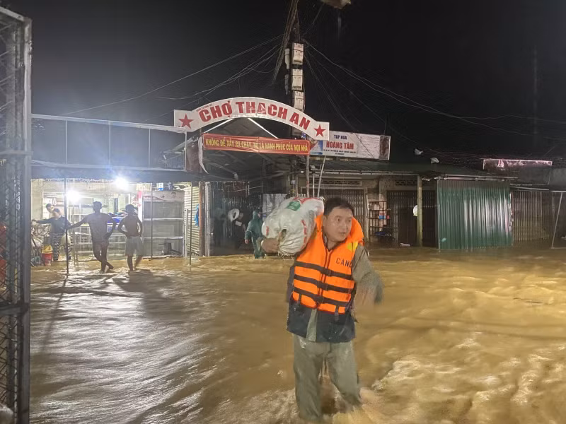 Công an các tỉnh miền Trung sát cánh cùng người dân khắc phục hậu quả mưa lũ -0