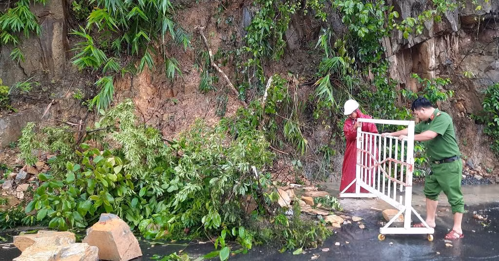 Nóng: Mưa lớn gây ngập bất ngờ nhiều xã vùng trũng thấp của Đà Nẵng, nhiều trường học cho học sinh tạm nghỉ học -0
