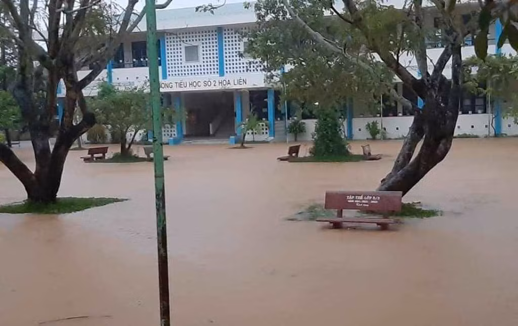 Nóng: Mưa lớn gây ngập bất ngờ nhiều xã vùng trũng thấp của Đà Nẵng, nhiều trường học cho học sinh tạm nghỉ học -0