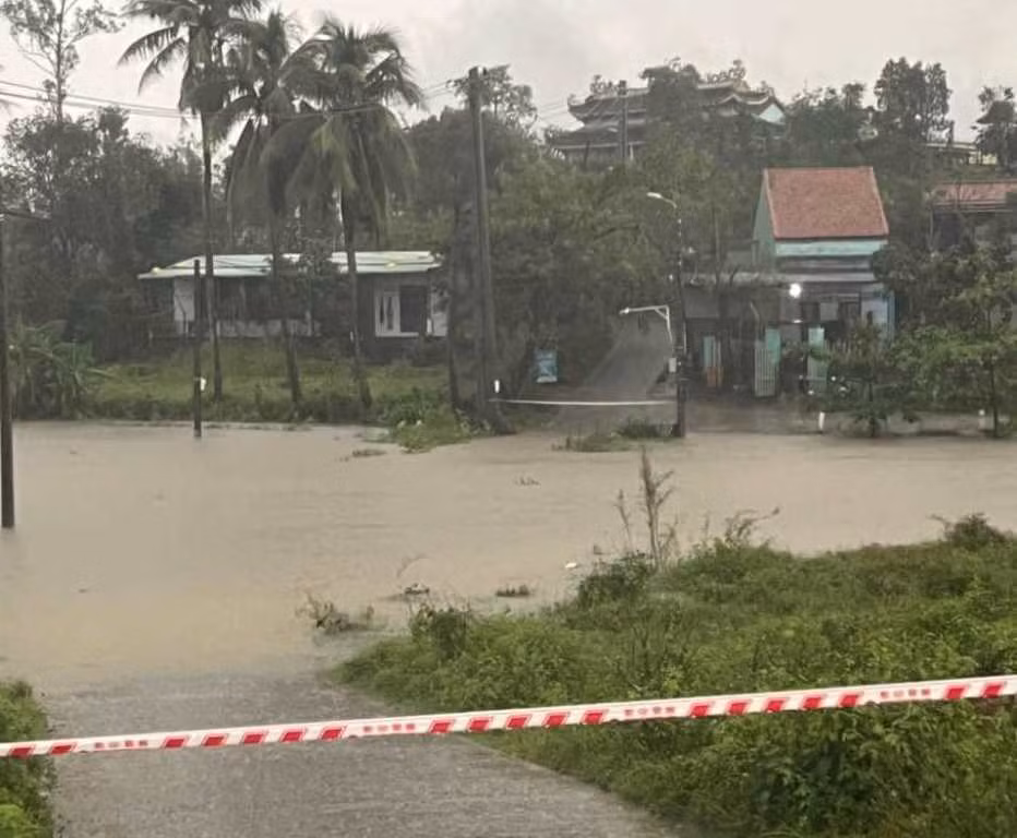 Nóng: Mưa lớn gây ngập bất ngờ nhiều xã vùng trũng thấp của Đà Nẵng, nhiều trường học cho học sinh tạm nghỉ học -0