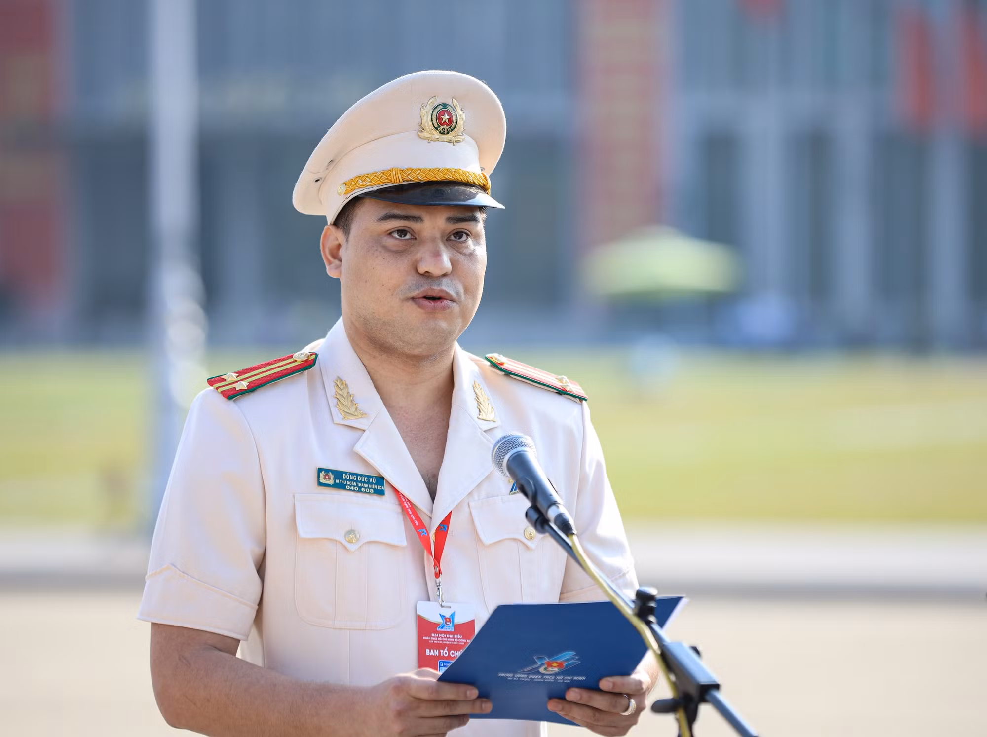 Đoàn đại biểu dự Đại hội Đoàn Thanh niên Bộ Công an lần thứ XXII báo công với Bác -0