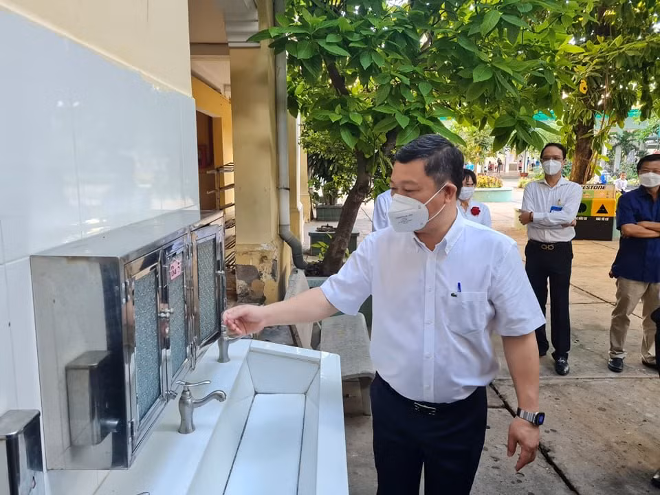Nhà vệ sinh trường học không được phép để tình trạng xuống cấp, gây ảnh hưởng đến sức khỏe học sinh -0