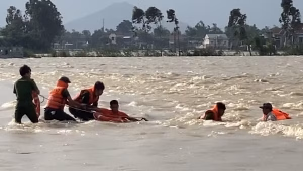 Thứ trưởng Lê Văn Tuyến gửi Thư khen Công an xã Phước Hòa cứu dân bị nước lụt cuốn trôi