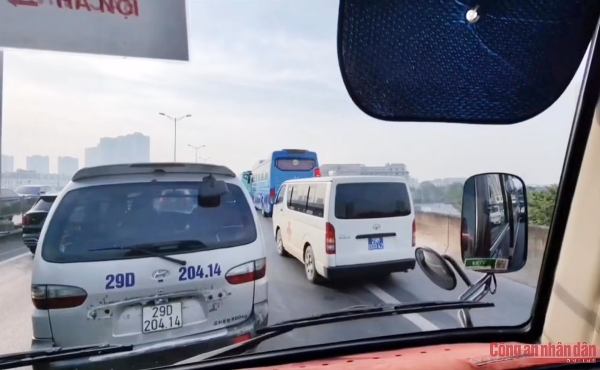 Xe cứu thương “bất lực” khi di chuyển trên Vành đai 3 -0