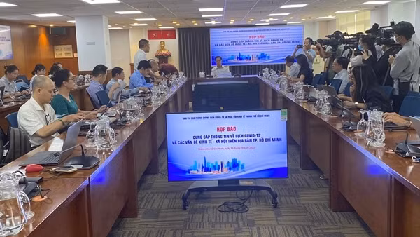 Petrolimex: “Không thiếu nguồn cung, người dân muốn đổ bao nhiêu xăng dầu cũng được”