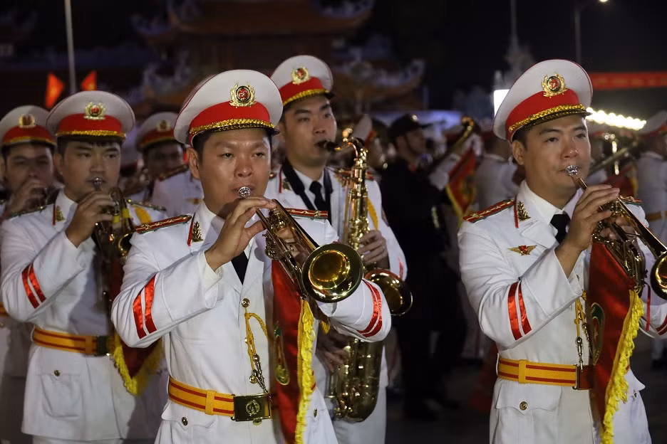 Người dân Lạng Sơn nô nức xem Đoàn Nghi lễ CAND biểu diễn -0
