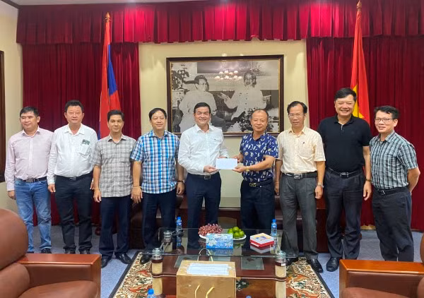 Công an TP Hồ Chí Minh trao tặng trang thiết bị cho Công an Thủ đô Viêng Chăn - Lào -0