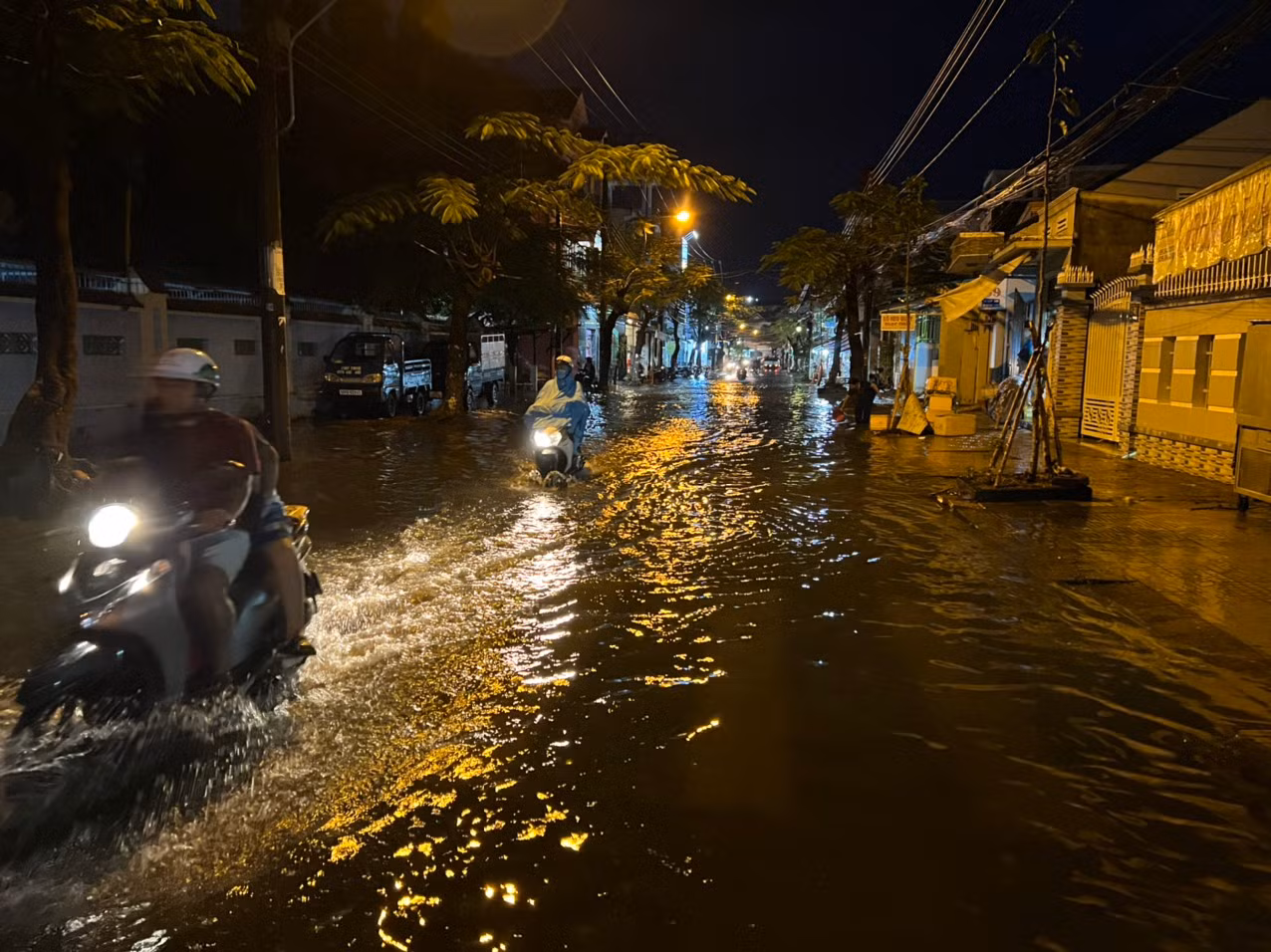Công an TP Sóc Trăng dùng xe chuyên dụng đưa phụ khuynh, học sinh ra khỏi biển nước -0