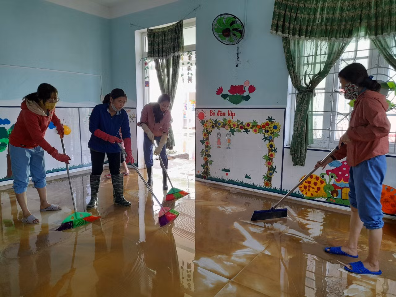 Hơn 200 trường học ở Thừa Thiên-Huế vẫn còn ngập lụt, học sinh chưa thể trở lại trường -0