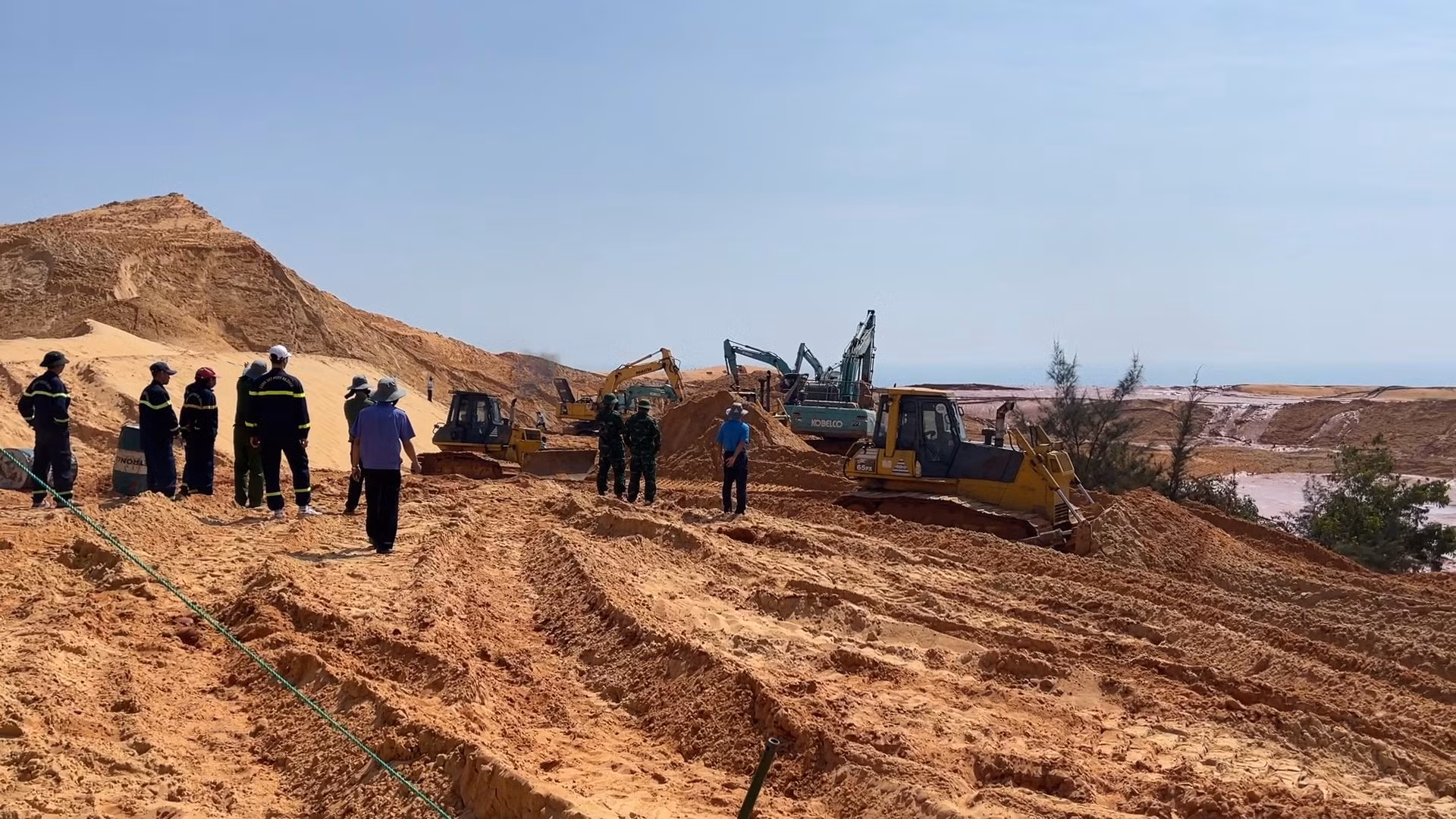 Tìm thấy thi thể nạn nhân thứ hai vụ sập mỏ titan tại Bình Thuận -0
