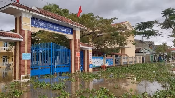 Hơn 200 trường học ở Thừa Thiên-Huế vẫn còn bị ngập lụt