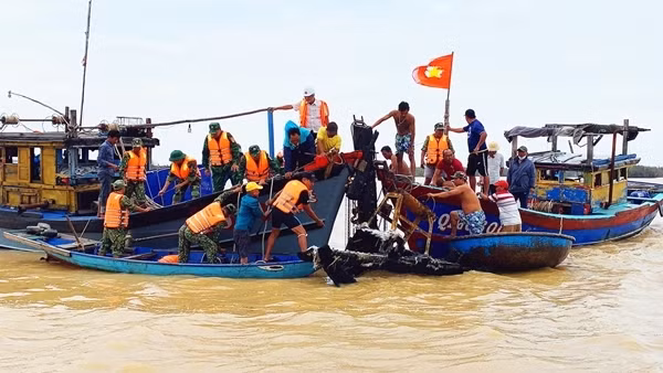 Trục vớt canô, tàu du lịch bị cháy chìm trên bến Cửa Đại phục vụ điều tra