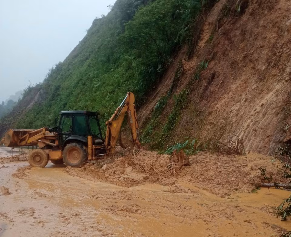 Thêm nhiều tuyến giao thông huyết mạch bị sạt lở nặng, giao thông chia cắt -0