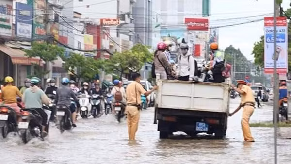Triều cường dâng cao, CSGT dùng xe tuần tra chở học sinh