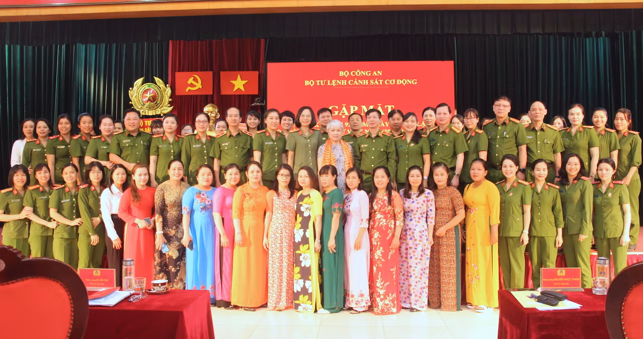 Phụ nữ Cảnh sát cơ động 