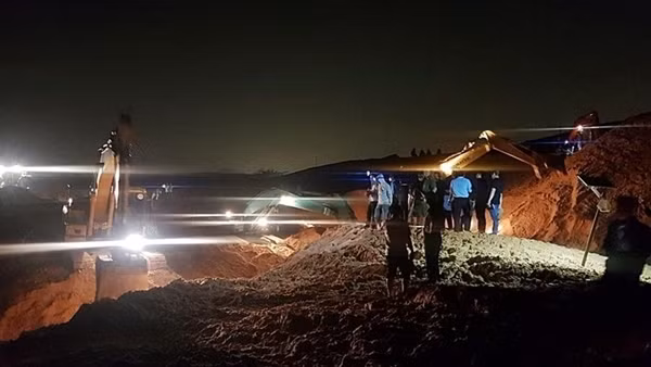 Đào bới phạm vi rộng tìm kiếm 4 nạn nhân bị sập mỏ titan mất tích