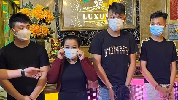 Khởi tố 11 đối tượng biến quán karaoke thành "động lắc"