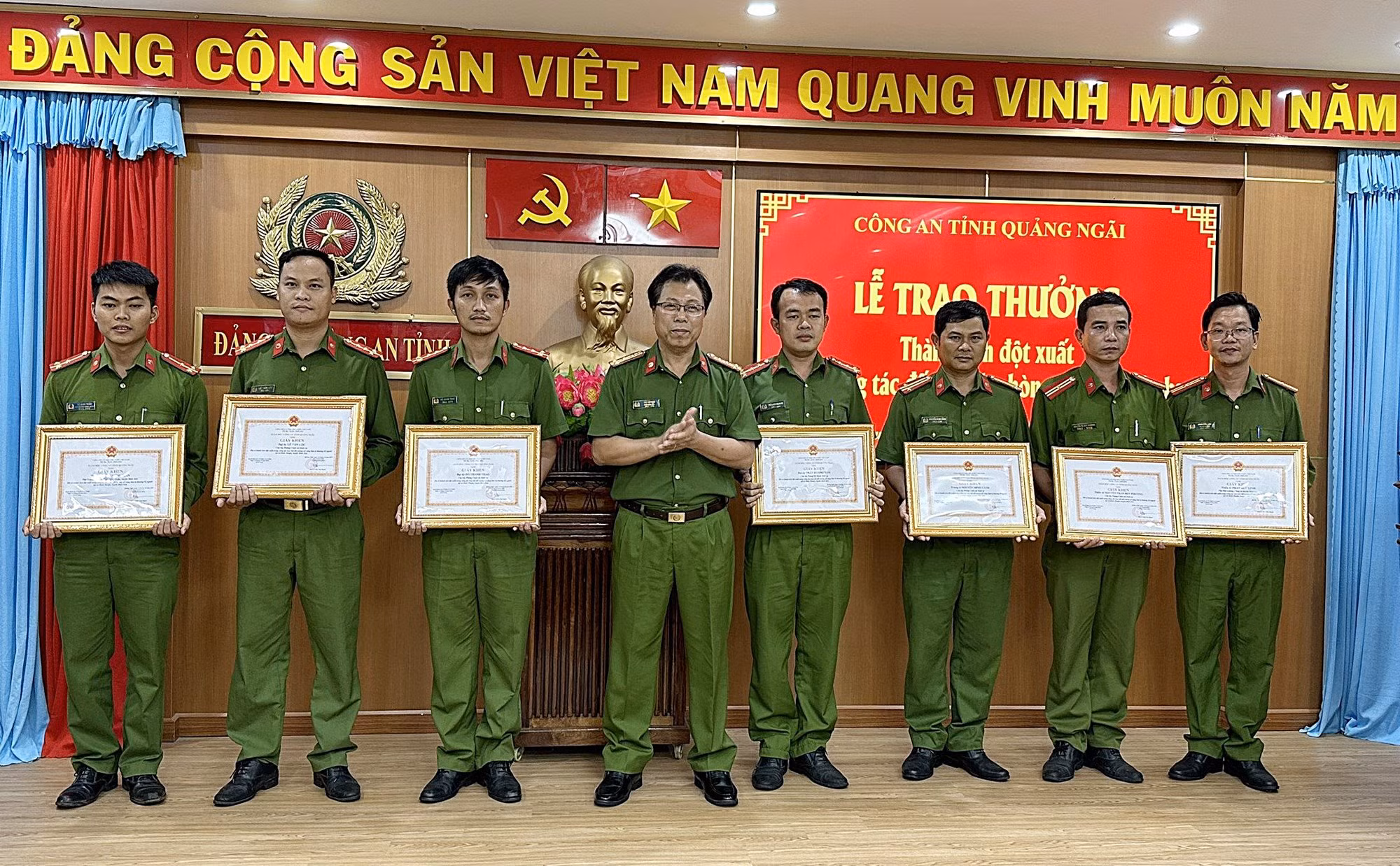 Khen thưởng các tập thể, cá nhân truy bắt đối tượng nổ súng làm 2 người bị thương -0