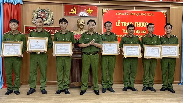Khen thưởng các tập thể, cá nhân truy bắt nhanh đối tượng nổ súng làm 2 người bị thương