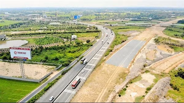 Hàng loạt nhà thầu bị cảnh cáo vì chậm tiến độ đường cao tốc