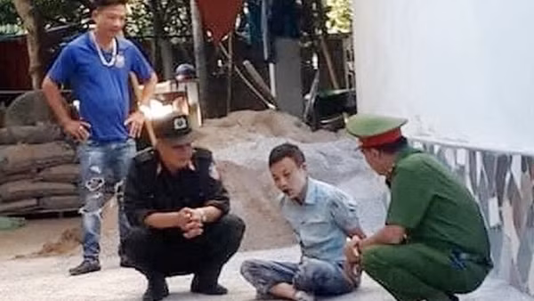 Chủ nhà trọ thoát hiểm, tước súng kẻ bắn chết vợ