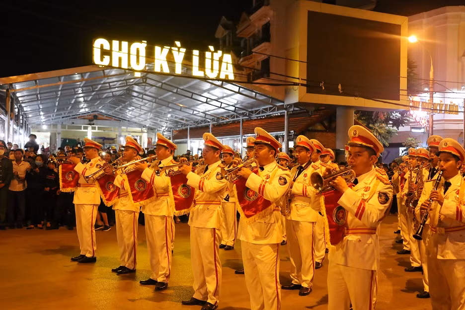 Người dân Lạng Sơn nô nức xem Đoàn Nghi lễ CAND biểu diễn -3