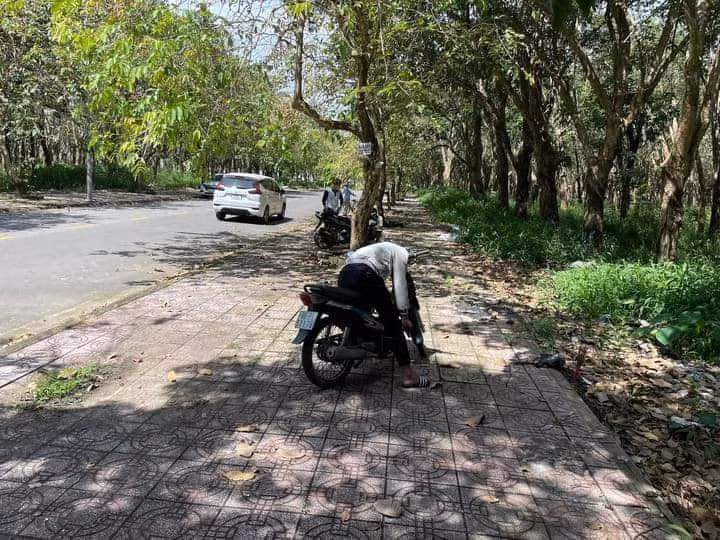 Nam thanh niên tử vong bất thường trên xe máy ven đường -0