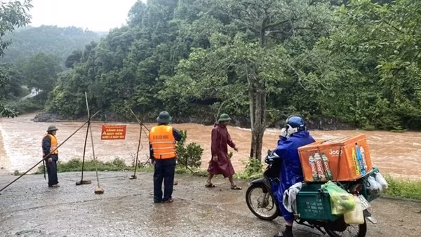Mưa lớn gây chia cắt, cô lập nhiều thôn bản ở Quảng Bình