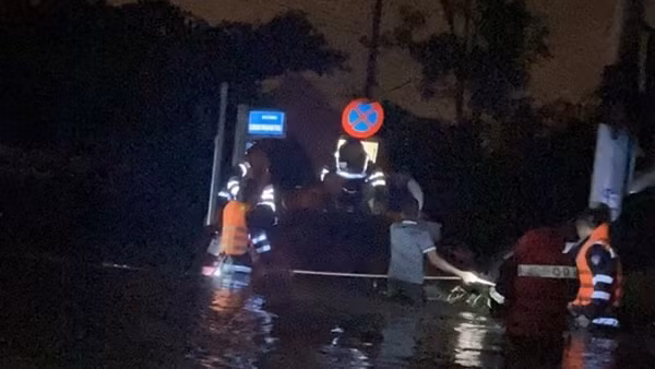 Cảnh sát đặc nhiệm băng dòng nước xiết, cứu dân thoát hiểm trong đêm