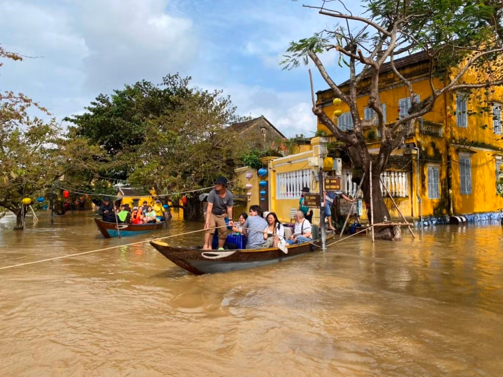 Phố cổ Hội An nước lũ lên nhanh, du khách hối hả khăn gói sơ tán. -2