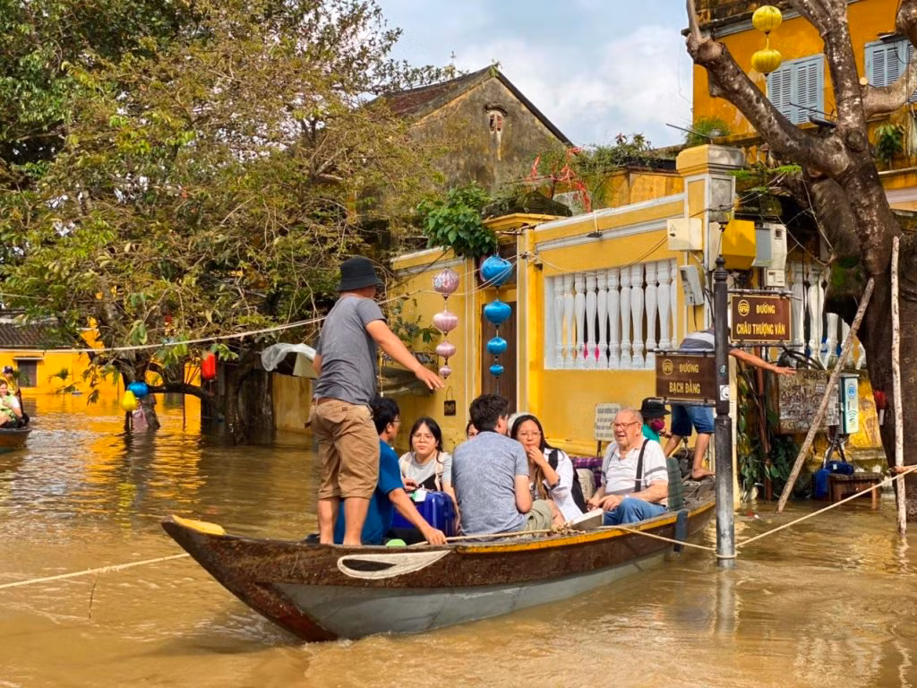 Phố cổ Hội An nước lũ lên nhanh, du khách hối hả khăn gói sơ tán. -0