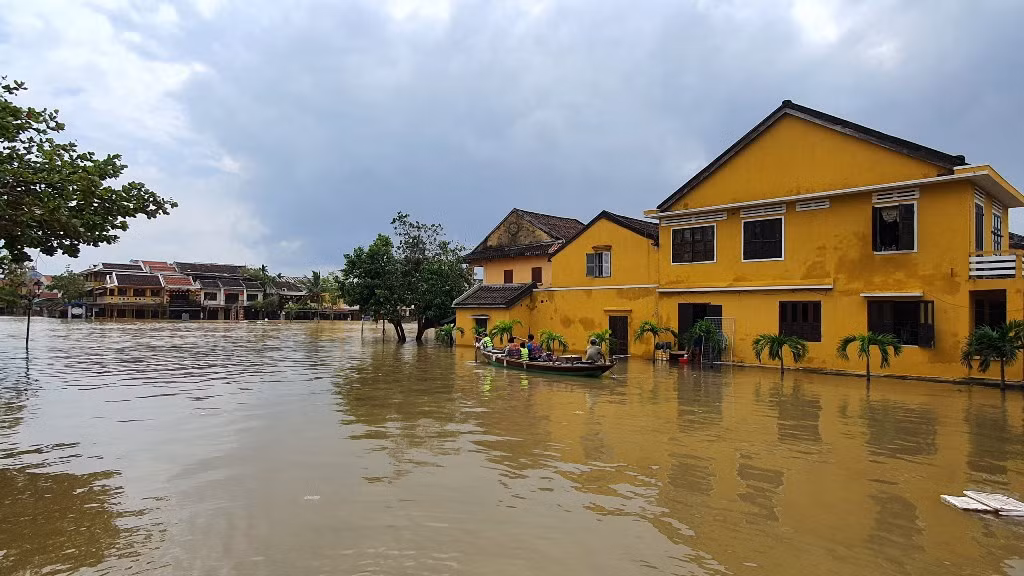 Phố cổ Hội An nước lũ lên nhanh, du khách hối hả khăn gói sơ tán. -0
