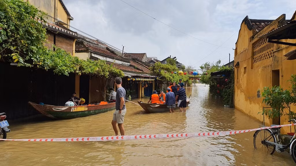 Phố cổ Hội An nước lũ lên nhanh, du khách hối hả khăn gói sơ tán. -0