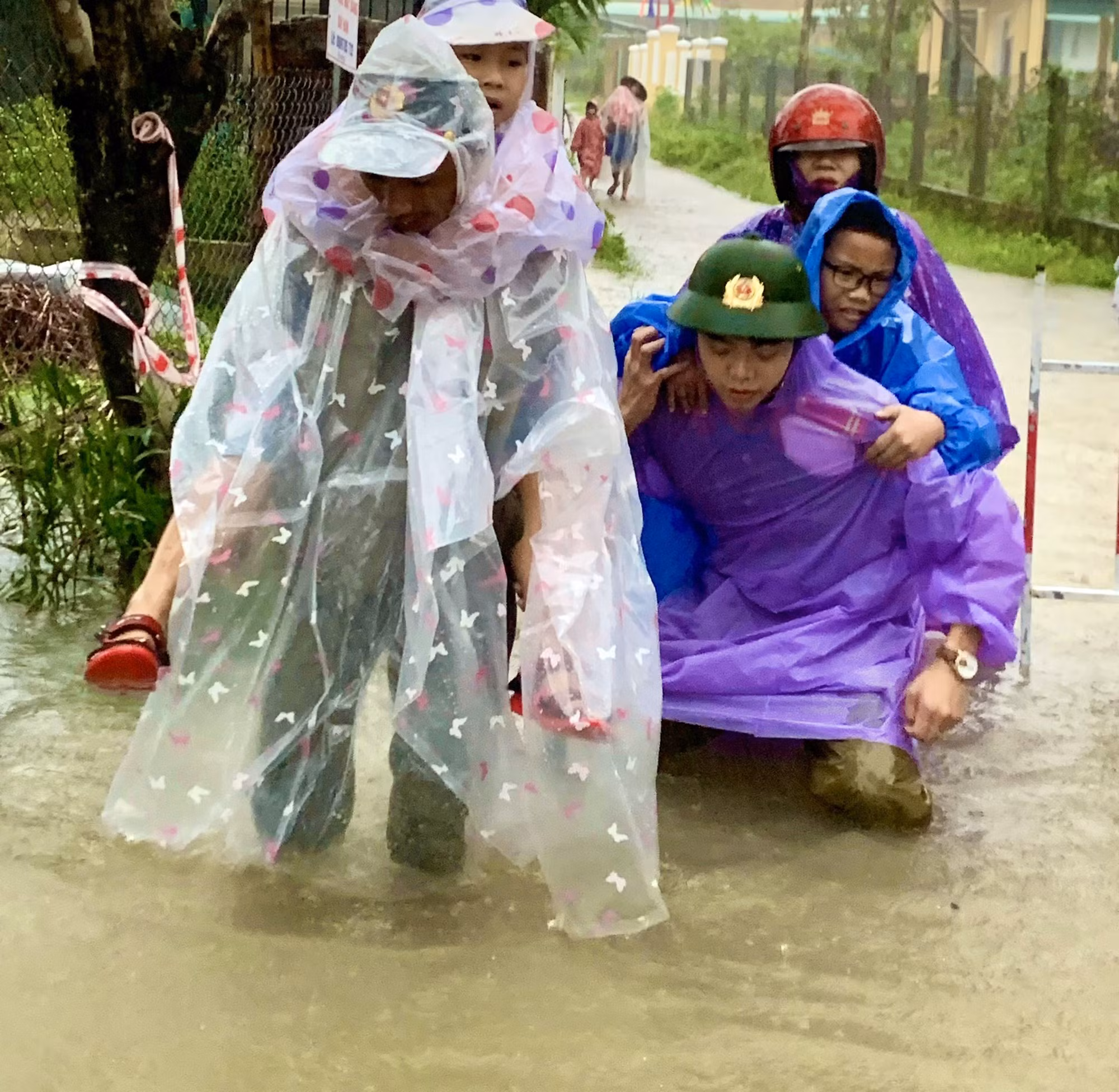 Lực lượng Công an giúp đỡ người dân ứng phó với mưa, lũ lớn -0