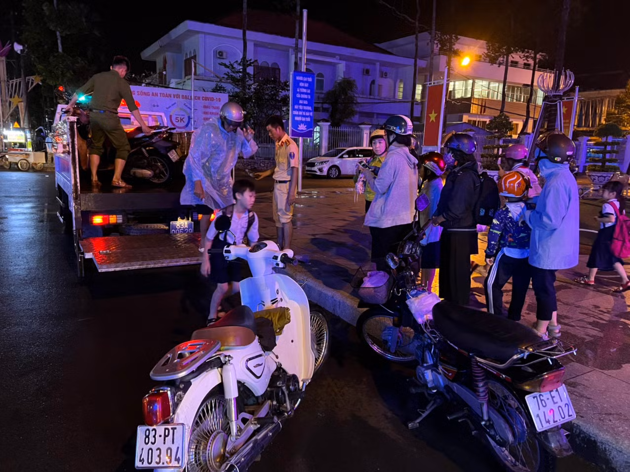 Công an TP Sóc Trăng dùng xe chuyên dụng đưa phụ khuynh, học sinh ra khỏi biển nước -2