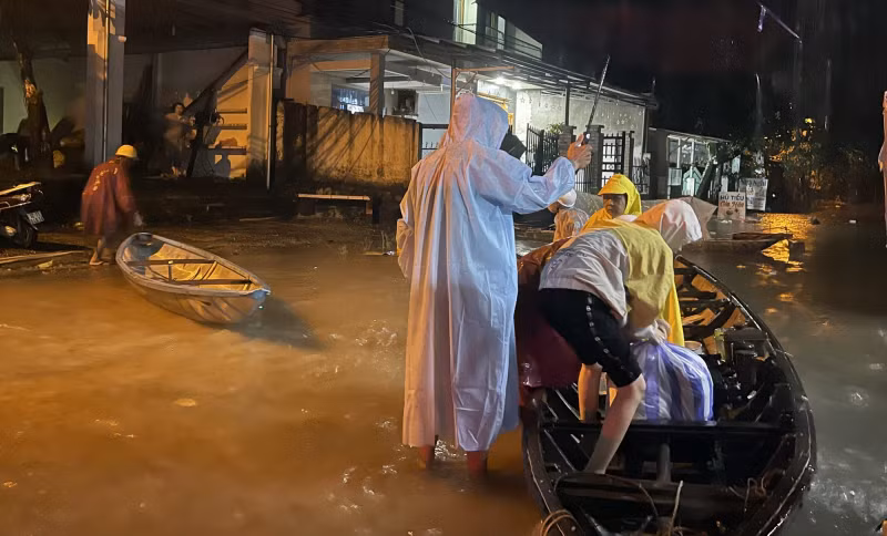 Công an giúp sơ tán hàng trăm người dân chạy lũ trong đêm -0