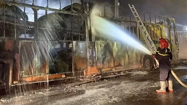 Xe đầu kéo chở 7 ôtô con bốc cháy ngùn ngụt trên QL1A