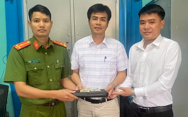 Cán bộ xã trả lại gần 60 triệu đồng cho người đánh rơi ở khu di tích -0