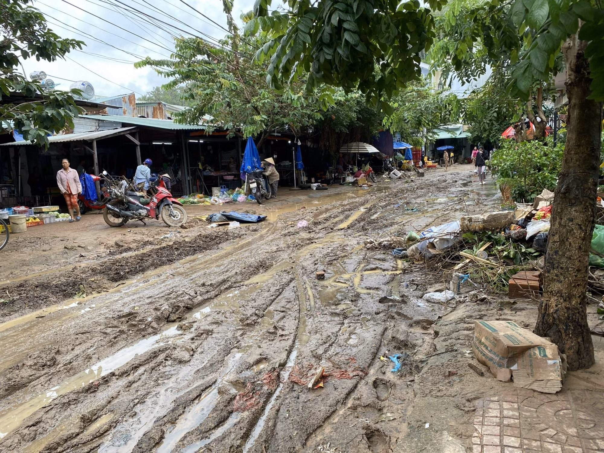 Công an, bộ đội giúp dân dọn dẹp sau mưa lũ -0