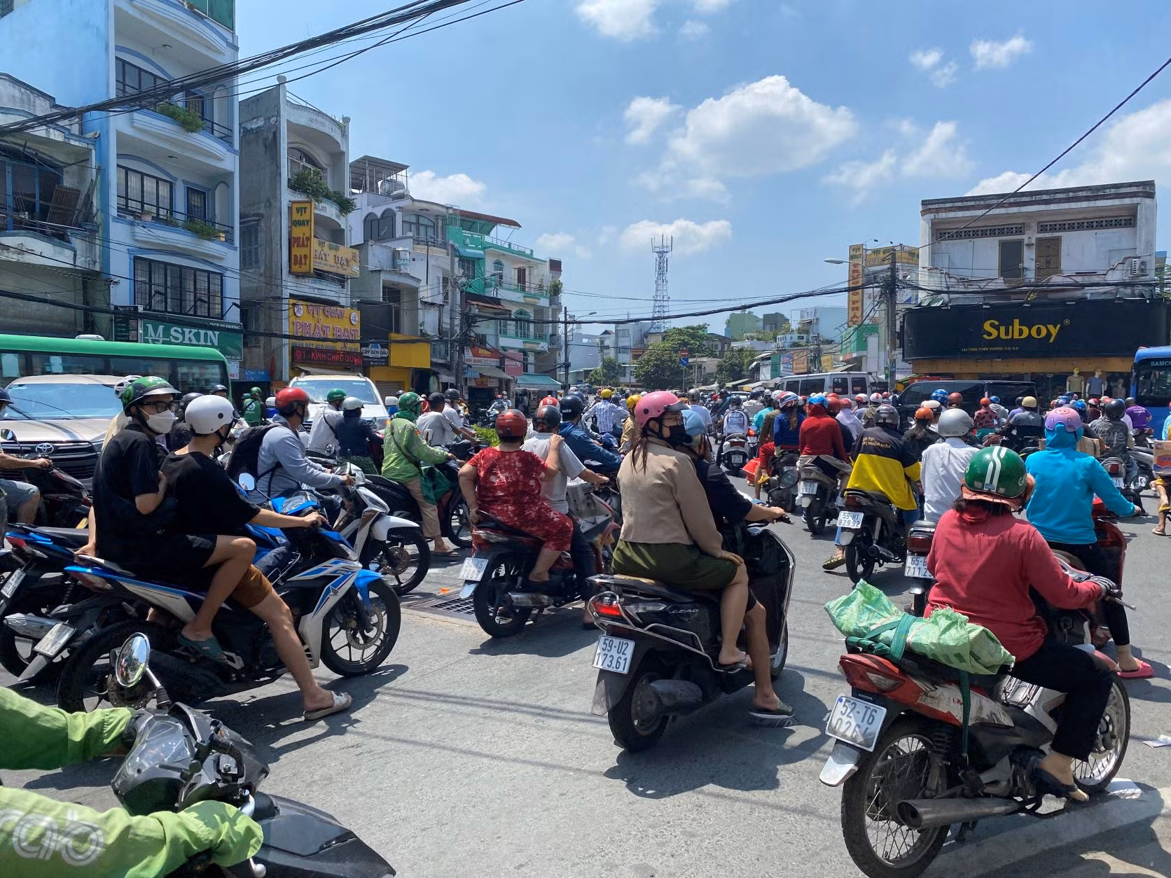 Xe rác mất thắng tông hàng loạt phương tiện khi đang đổ dốc cầu -0