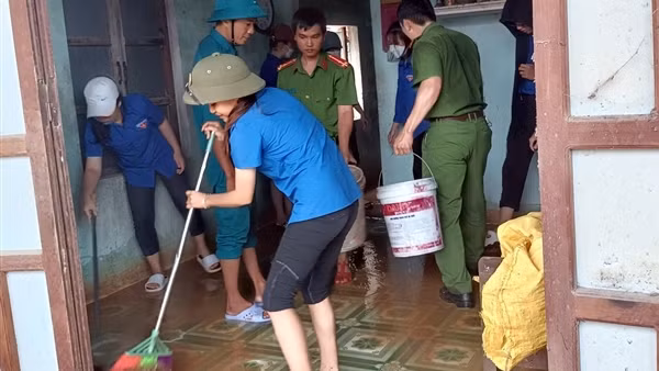 Công an các tỉnh miền Trung sát cánh cùng người dân khắc phục hậu quả mưa lũ